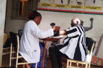Le Gouverneur de la région du Kadiogo, Abdoulaye Bassinga a fait un don de sang a l'occasion de la Semaine régionale du vivre-ensemble du Kadiogo, 29 mai 2026