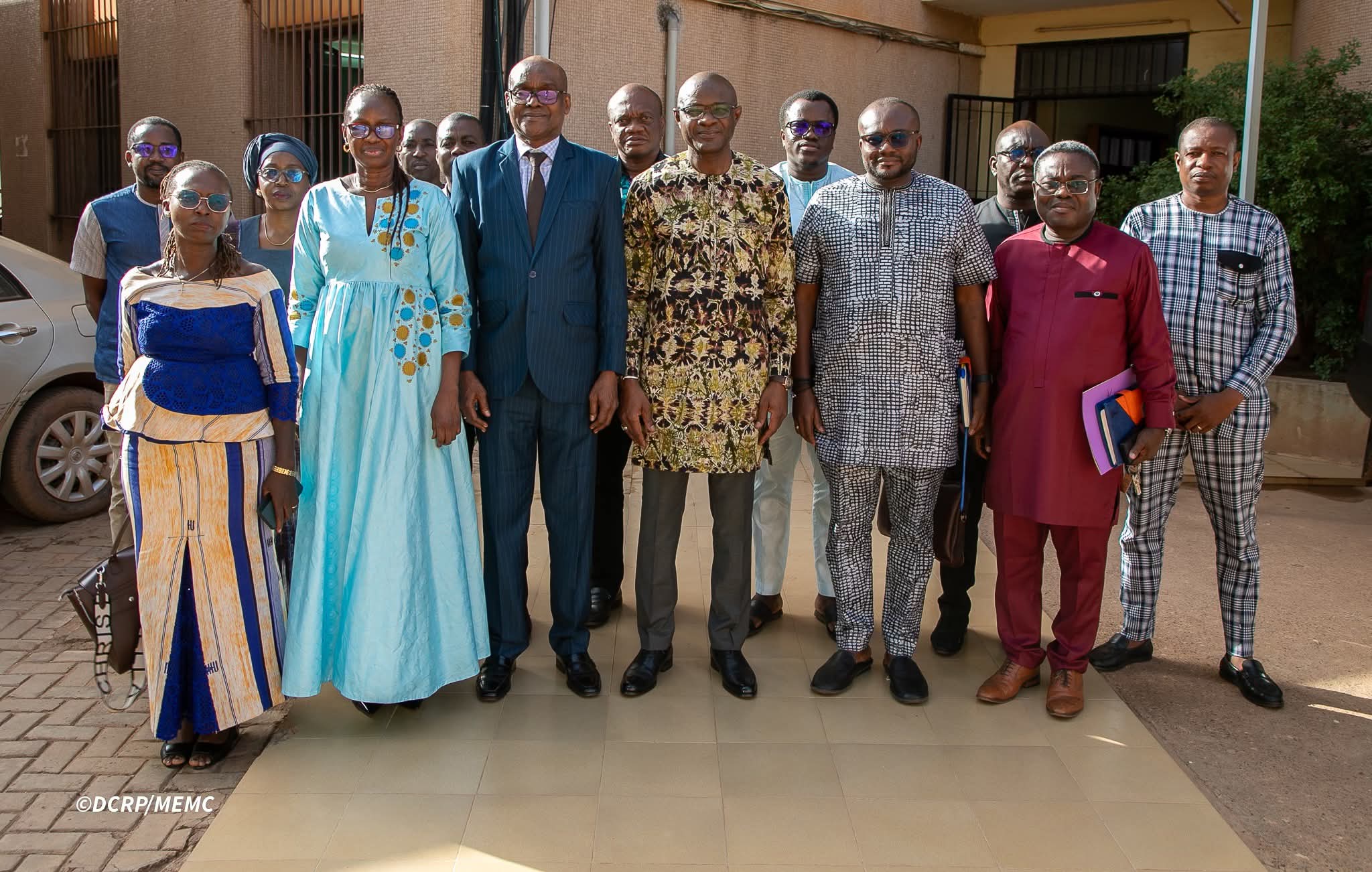 Présentation des projets de livres blancs consacrés aux filières coton-textile et engrais-phosphates l'UEMOA au ministre des Mines, 4 juin 2026