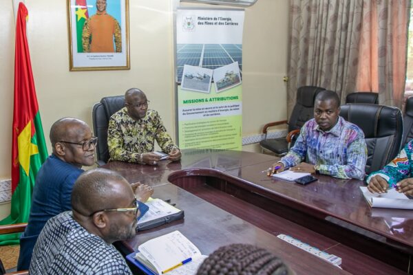 Présentation des projets de livres blancs consacrés aux filières coton-textile et engrais-phosphates l'UEMOA au ministre des Mines, 4 juin 2026