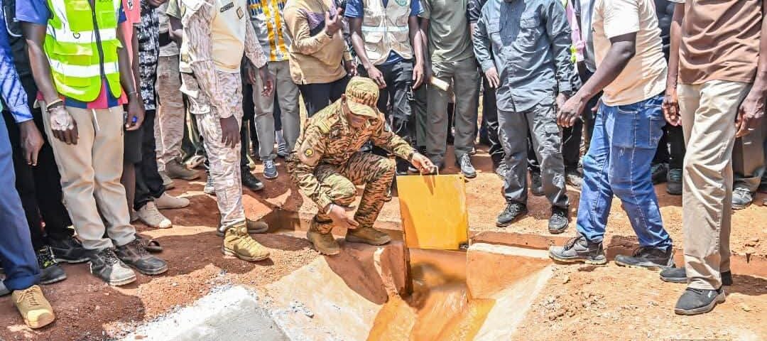 Ministre chargé de l'Eau, le Camarade Commandant Ismaël Sombié, a procédé le 15 juin 2026 à la mise en eau de 1000 hectares de périmètres irrigués dans la province de la Léraba, région des Tannounyan