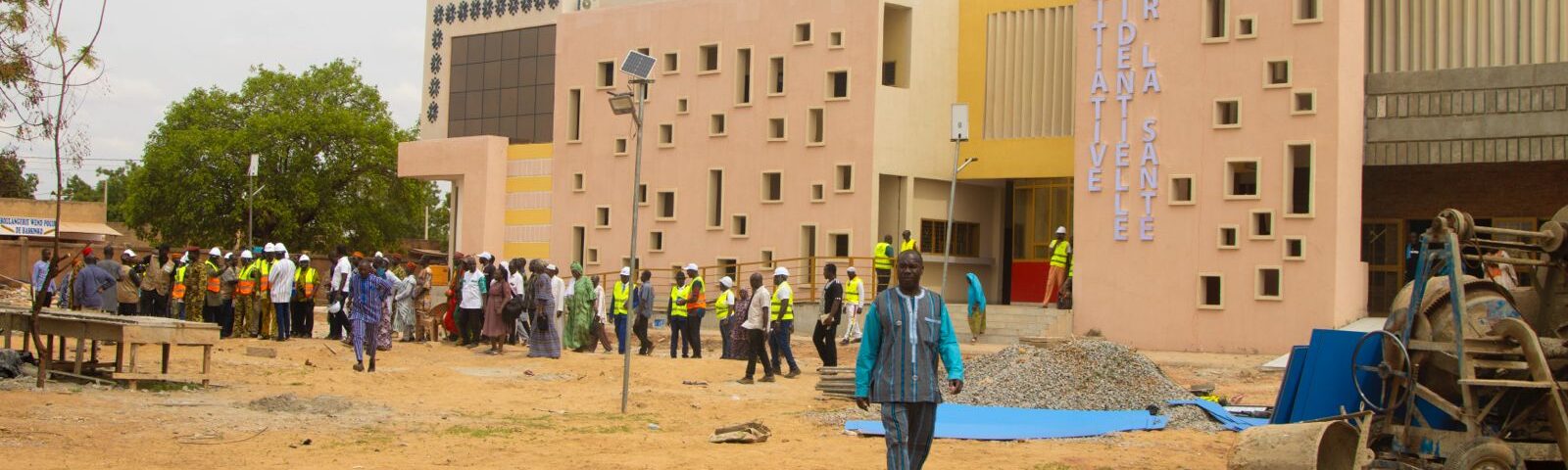 Le DIRCAB de la Présidence du Faso Anderson Meda a visité le mardi 9 juin, les chantiers de construction des Centres médicaux communaux (CMC) dans la région du Kadiogo