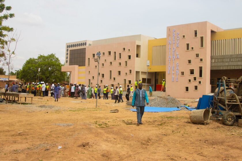 Le DIRCAB de la Présidence du Faso Anderson Meda a visité le mardi 9 juin, les chantiers de construction des Centres médicaux communaux (CMC) dans la région du Kadiogo