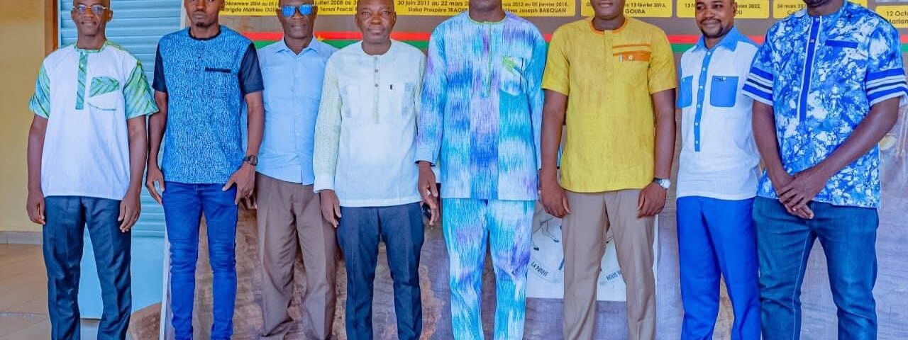 Dans le cadre des préparatifs de la 33e édition de la Super Coupe AJSB, une délégation de l'AJSB a été reçu en audience par le Secrétaire général de la région du Guiriko, Souleymane Nakanabo, représentant la Gouverneur, 28 juillet 2026