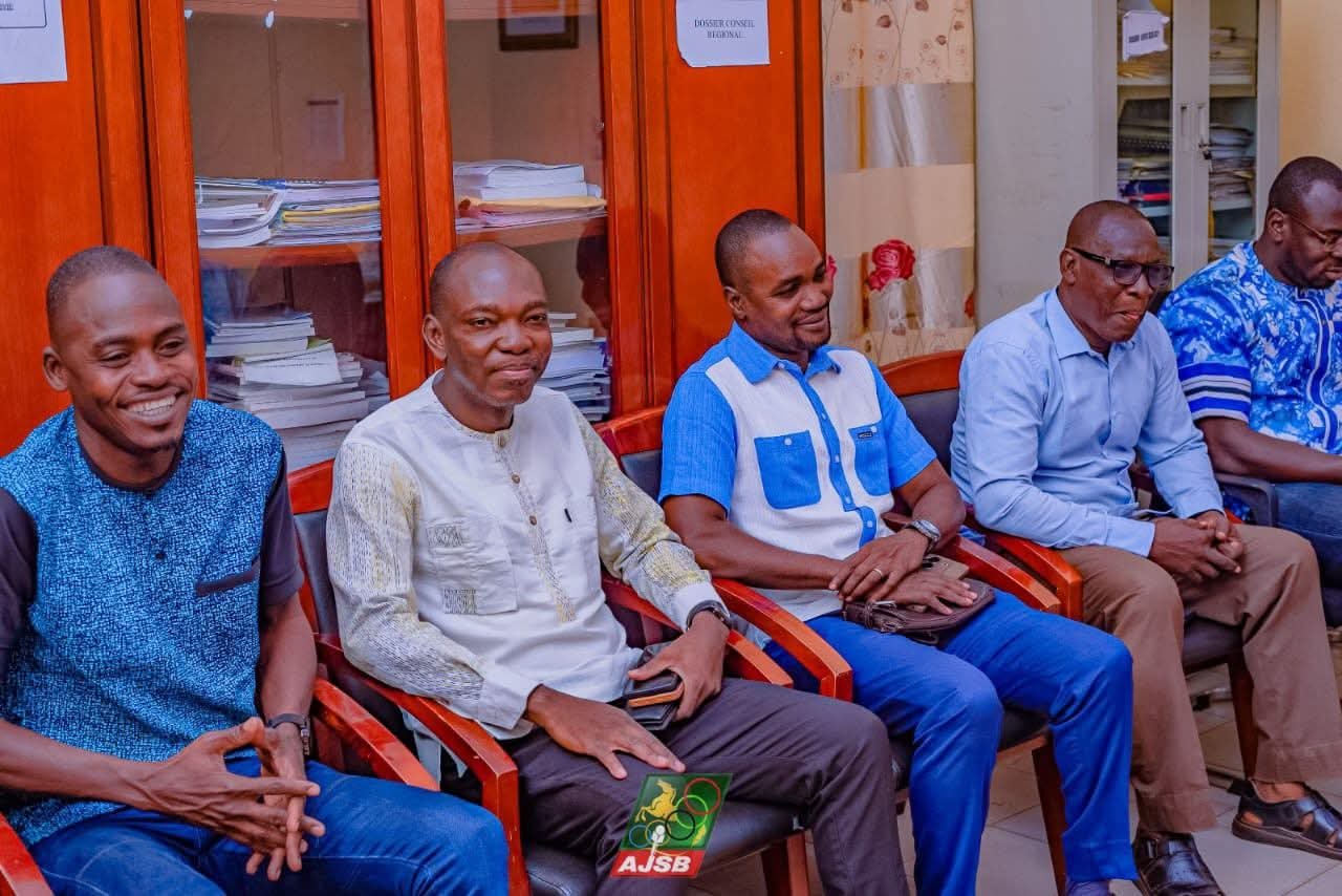Dans le cadre des préparatifs de la 33e édition de la Super Coupe AJSB, une délégation de l'AJSB a été reçu en audience par le Secrétaire général de la région du Guiriko, Souleymane Nakanabo, représentant la Gouverneur, 28 juillet 2026