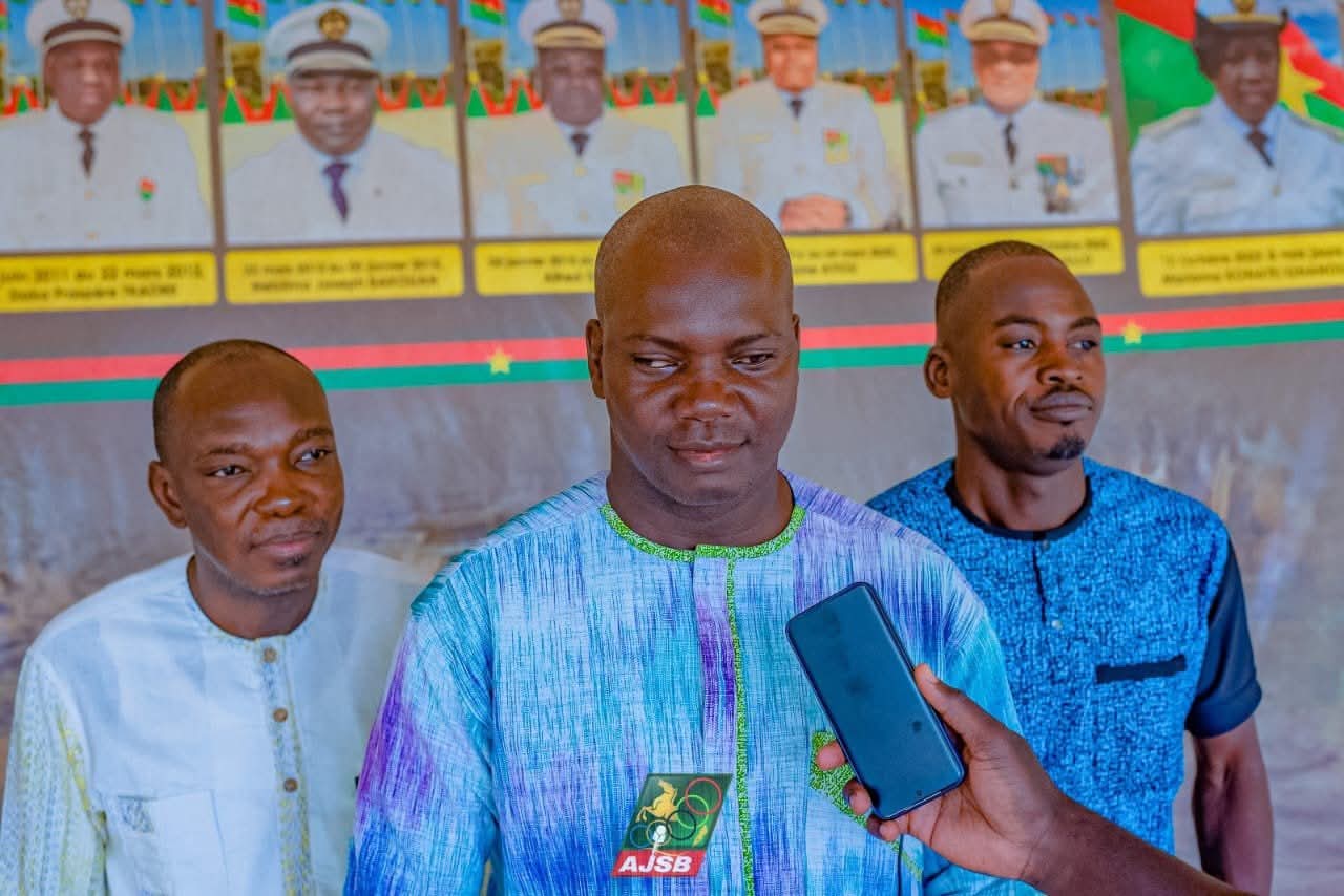 Dans le cadre des préparatifs de la 33e édition de la Super Coupe AJSB, une délégation de l'AJSB a été reçu en audience par le Secrétaire général de la région du Guiriko, Souleymane Nakanabo, représentant la Gouverneur, 28 juillet 2026
