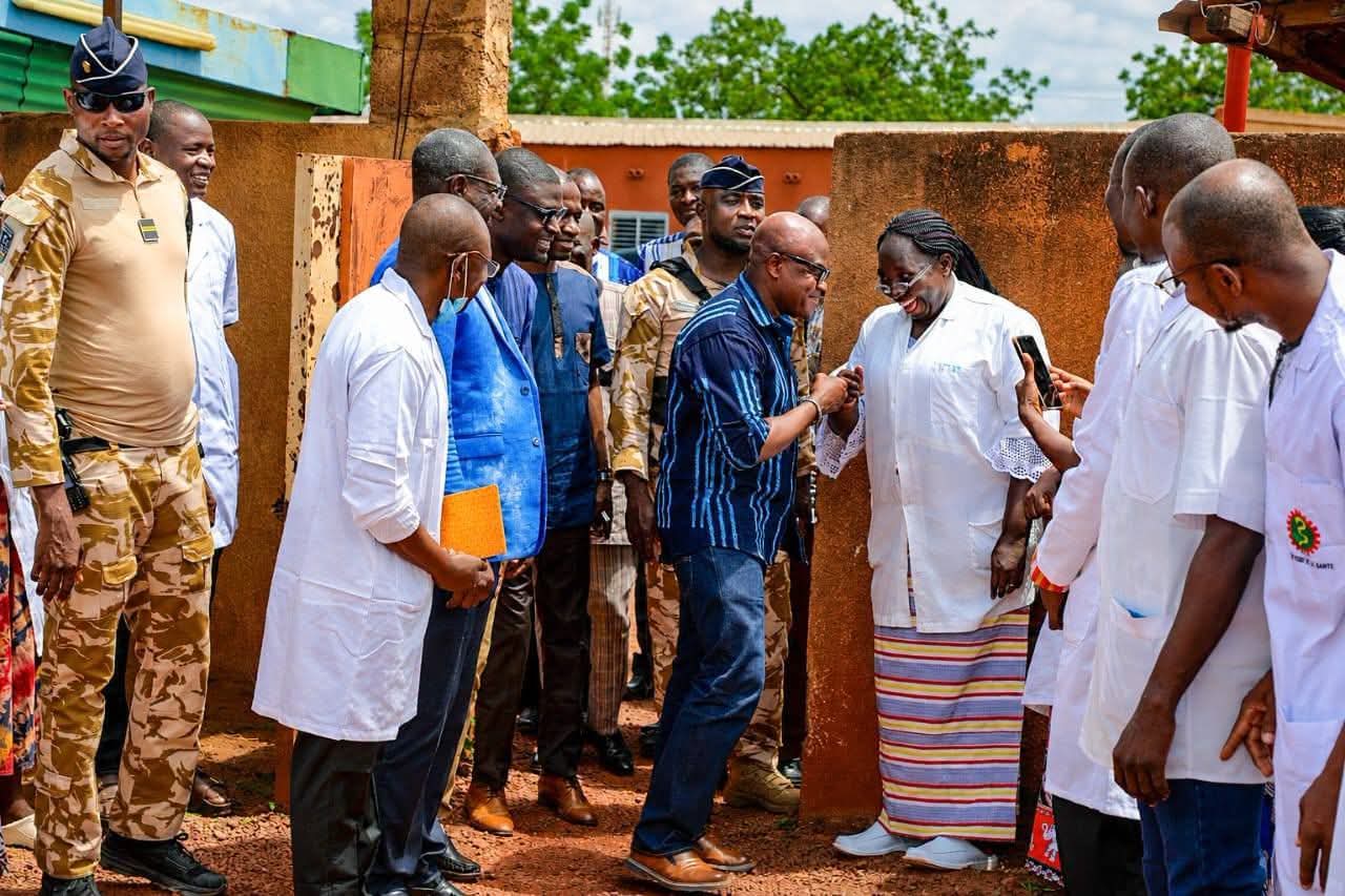 Le ministre de la Santé, Dr Robert Lucien Jean-Claude Kargougou, a effectué, ce lundi 10 août 2026, une visite de terrain au Centre médical avec antenne chirurgicale (CMA) et au district sanitaire de Tougan