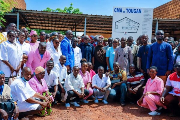 Le ministre de la Santé, Dr Robert Lucien Jean-Claude Kargougou, a effectué, ce lundi 10 août 2026, une visite de terrain au Centre médical avec antenne chirurgicale (CMA) et au district sanitaire de Tougan