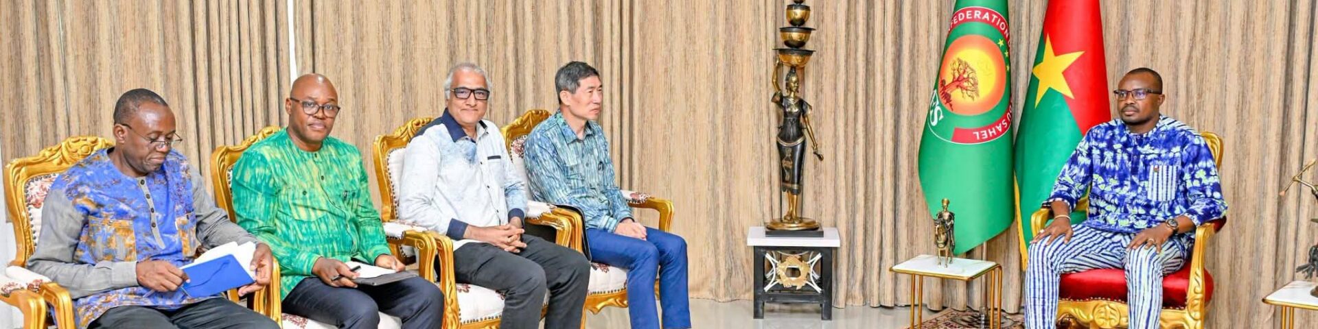 Le Premier ministre, Rimtalba Jean Emmanuel Ouédraogo, a reçu en audience, ce mardi 18 août 2026 à Ouagadougou, le Sous-Secrétaire général des Nations Unies et Administrateur associé du PNUD, Haoliang Xu