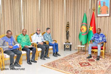 Le Premier ministre, Rimtalba Jean Emmanuel Ouédraogo, a reçu en audience, ce mardi 18 août 2026 à Ouagadougou, le Sous-Secrétaire général des Nations Unies et Administrateur associé du PNUD, Haoliang Xu