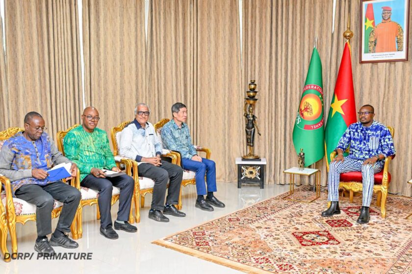 Le Premier ministre, Rimtalba Jean Emmanuel Ouédraogo, a reçu en audience, ce mardi 18 août 2026 à Ouagadougou, le Sous-Secrétaire général des Nations Unies et Administrateur associé du PNUD, Haoliang Xu