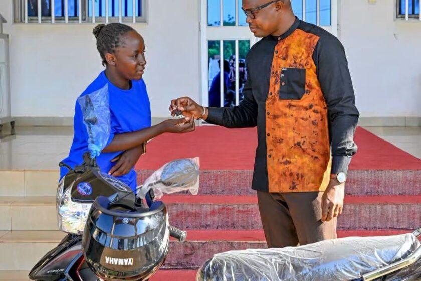 Le Premier ministre donne une moto à Bénéwendé, une étudiante rencontrée fortuitement derrière son fourneau, alors qu’elle vendait du maïs grillé au bord de la route.