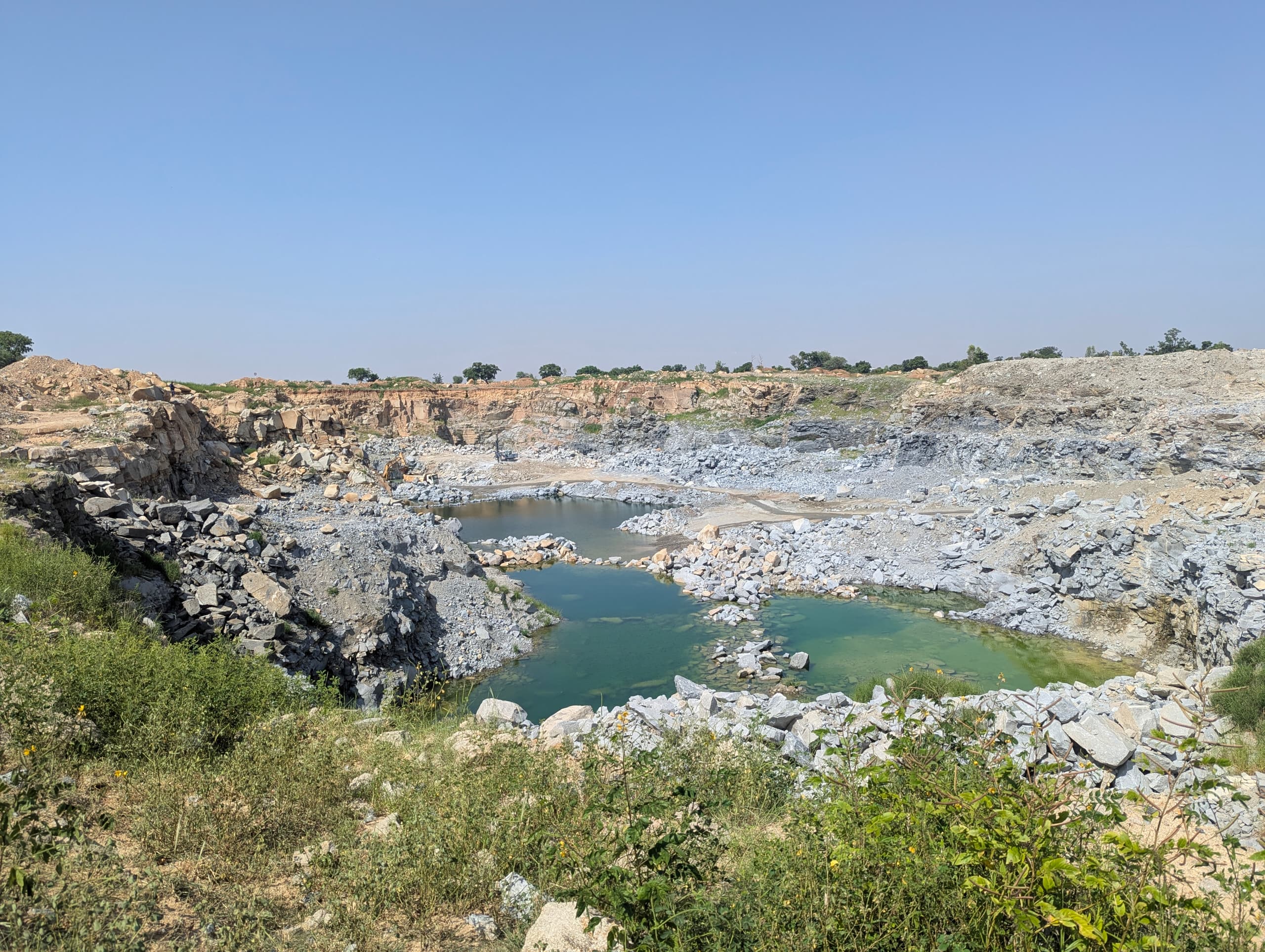 Le 19 septembre 2026, des étudiants et participants aux activités de la SAMAO et du SEMH-AES ont effectué une visite sur le site de la carrière de granite de Globex Construction