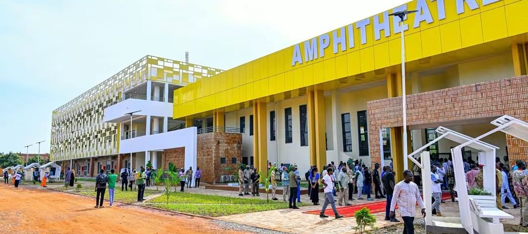 Le Premier ministre, Chef du Gouvernement, Rimtalba Jean Emmanuel Ouédraogo, a inauguré, ce lundi 5 octobre 2026, à Ouagadougou, un complexe comprenant un amphithéâtre de 500 places à l'IBAM