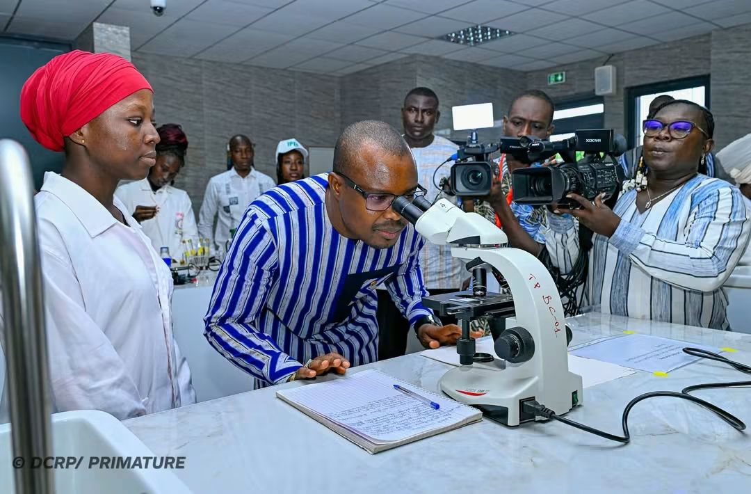 Le Premier ministre, Chef du Gouvernement, Rimtalba Jean Emmanuel Ouédraogo, a inauguré, ce lundi 5 octobre 2026, à Ouagadougou, un complexe comprenant un amphithéâtre de 500 places à l'IBAM