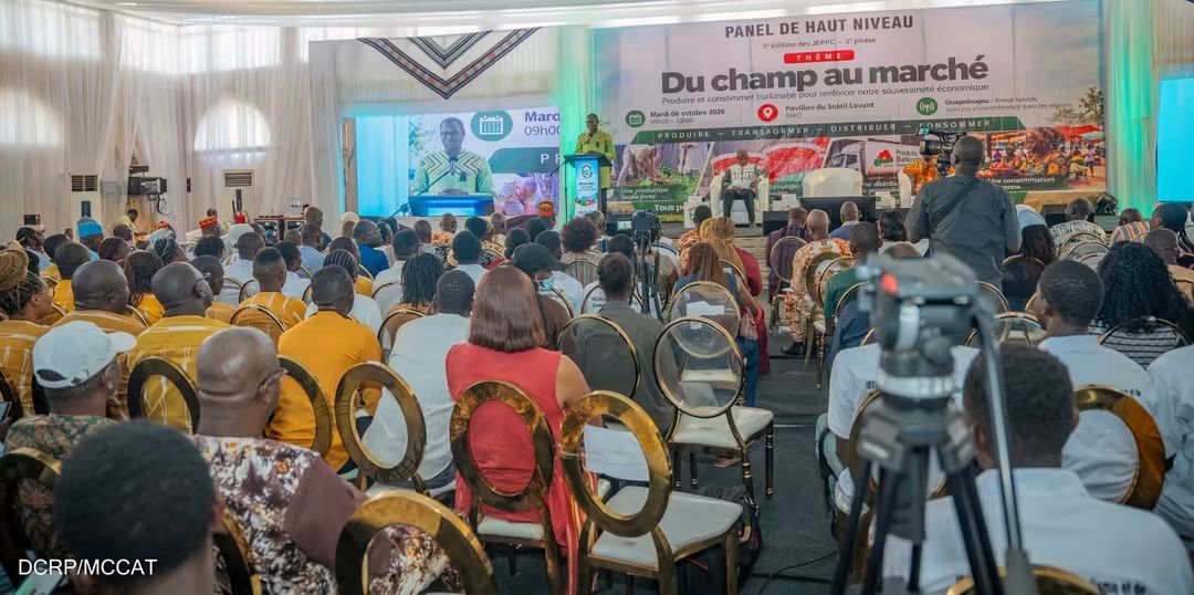 Le MCCAT Gilbert Ouédraogo présente les réalisations de son département lors du JEPPC 2026, 6 octobre 2026