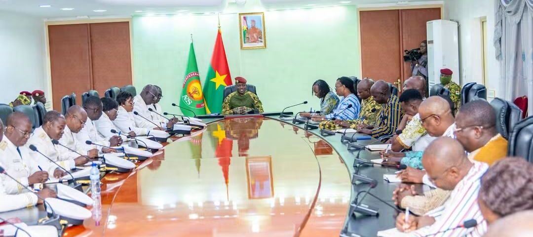 Le Président du Faso, Chef de l’État, le Capitaine Ibrahim Traoré a rencontré, le lundi 12 octobre 2026 dans la matinée, les Gouverneurs de région et les responsables sportifs afin de leur donner des orientations sur l’organisation de la Ligue de la Souveraineté.