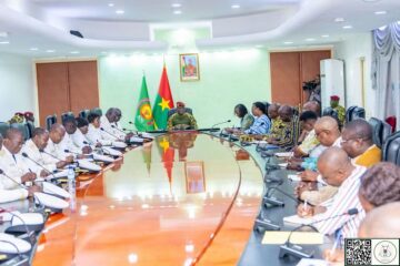 Le Président du Faso, Chef de l’État, le Capitaine Ibrahim Traoré a rencontré, le lundi 12 octobre 2026 dans la matinée, les Gouverneurs de région et les responsables sportifs afin de leur donner des orientations sur l’organisation de la Ligue de la Souveraineté.