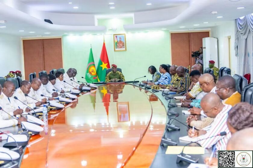 Le Président du Faso, Chef de l’État, le Capitaine Ibrahim Traoré a rencontré, le lundi 12 octobre 2026 dans la matinée, les Gouverneurs de région et les responsables sportifs afin de leur donner des orientations sur l’organisation de la Ligue de la Souveraineté.