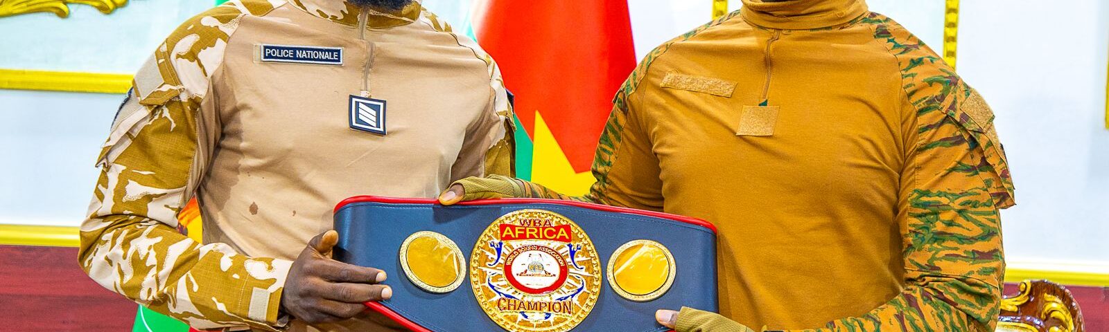 Le boxeur professionnel Hamed Abel Nikièma alias « Le Percuteur », Champion d’Afrique WBA des poids moyens présente son trophée au Chef de l'Etat, 5 octobre 2026