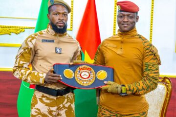 Le boxeur professionnel Hamed Abel Nikièma alias « Le Percuteur », Champion d’Afrique WBA des poids moyens présente son trophée au Chef de l'Etat, 5 octobre 2026