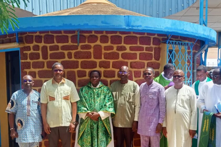 Le père Philippe Zongo de la communauté Saint'Egidio a été officiellement installé dans ses fonctions de curé dans la paroisse universitaire Saint-Albert-le-Grand de la Rotonde, ce dimanche 11 octobre 2026 à Ouagadougou