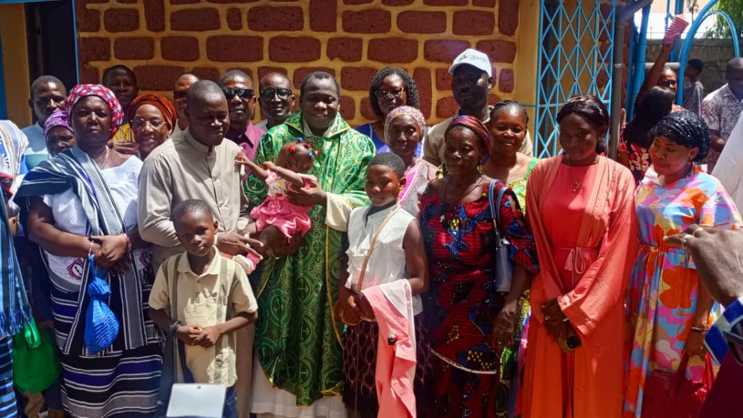 Le père Philippe Zongo de la communauté Saint'Egidio a été officiellement installé dans ses fonctions de curé dans la paroisse universitaire Saint-Albert-le-Grand de la Rotonde, ce dimanche 11 octobre 2026 à Ouagadougou