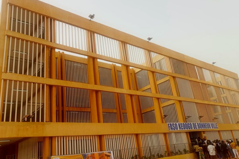 Le Premier ministre Jean Rimtalba Emmanuel Ouédraogo a procédé ce lundi 12 octobre 2026 à l’inauguration du complexe scolaire R+3 de Bonheur Ville