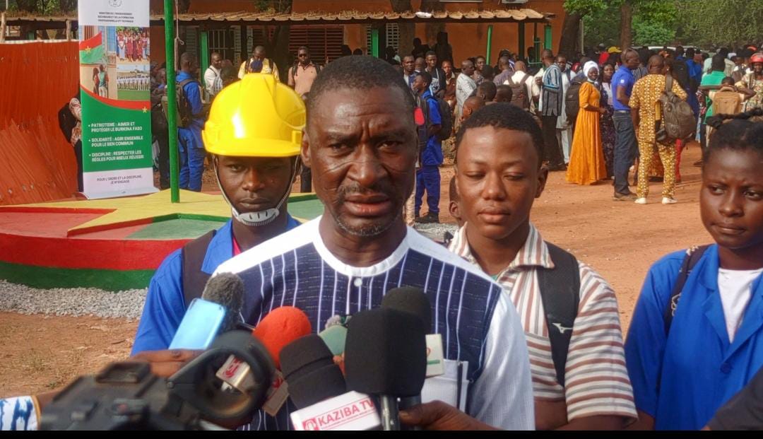 Le ministre de l’Enseignement Secondaire de la Formation Professionnelle et Technique a présidé la cérémonie de remise du matériel acquis grâce à l’initiative présidentielle « Nakobîir Sogfu » au Lycée professionnel Dr Bruno Buchweiser, 13 octobre 2026