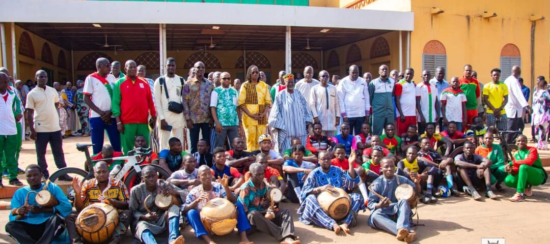En prélude du Tour du Faso, les cyclistes Burkinabè ont été reçus en audience par le Mogho Naaba Baongo, 27 octobre 2026