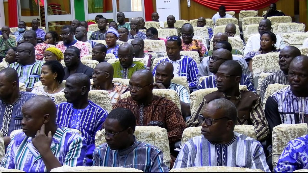 Le ministre de l’Enseignement de base, de l’Alphabétisation et de la Promotion des langues nationales, Jacques Sosthène Dingara échange avec les acteurs éducatifs de la région du Guiriko sur les réformes éducatives, 27 octobre 2026